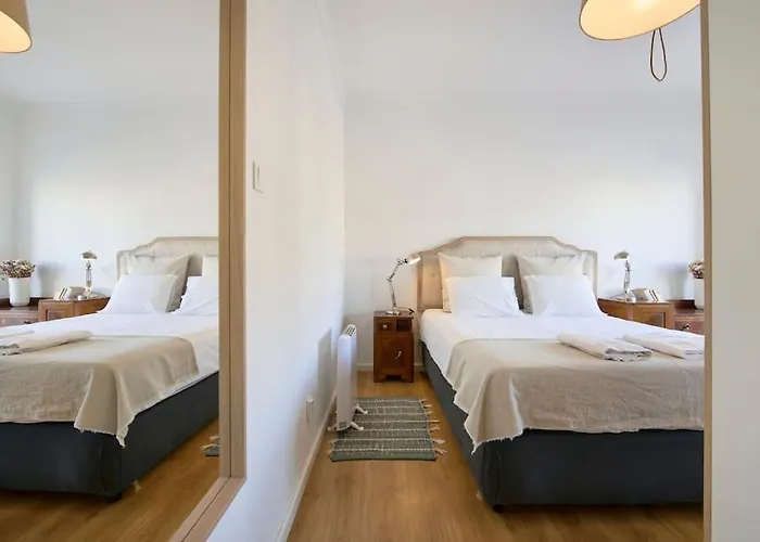 Maria Do Bairro Apartment With Balcony And Elevator