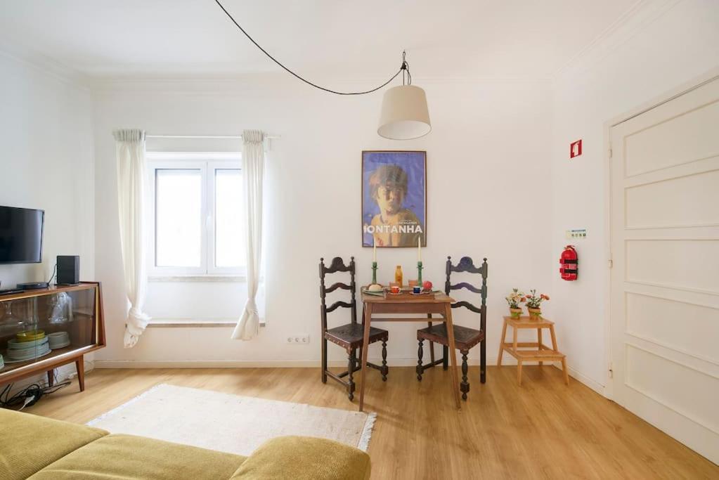 Apartment Maria Do Bairro With Balcony And Elevator