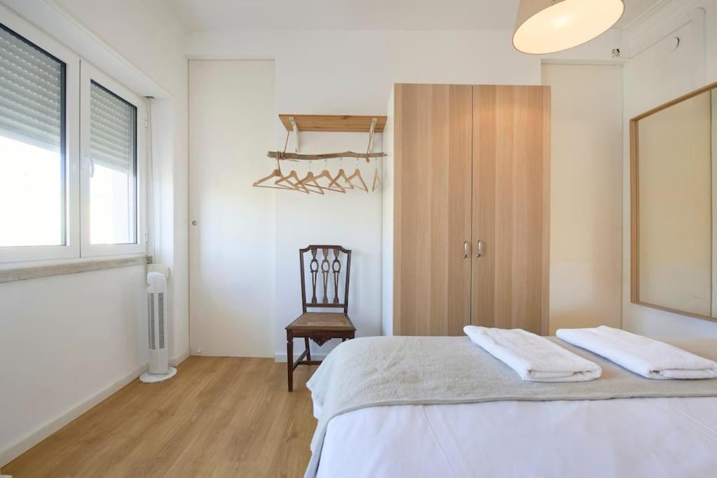 Maria Do Bairro With Balcony And Elevator Apartment