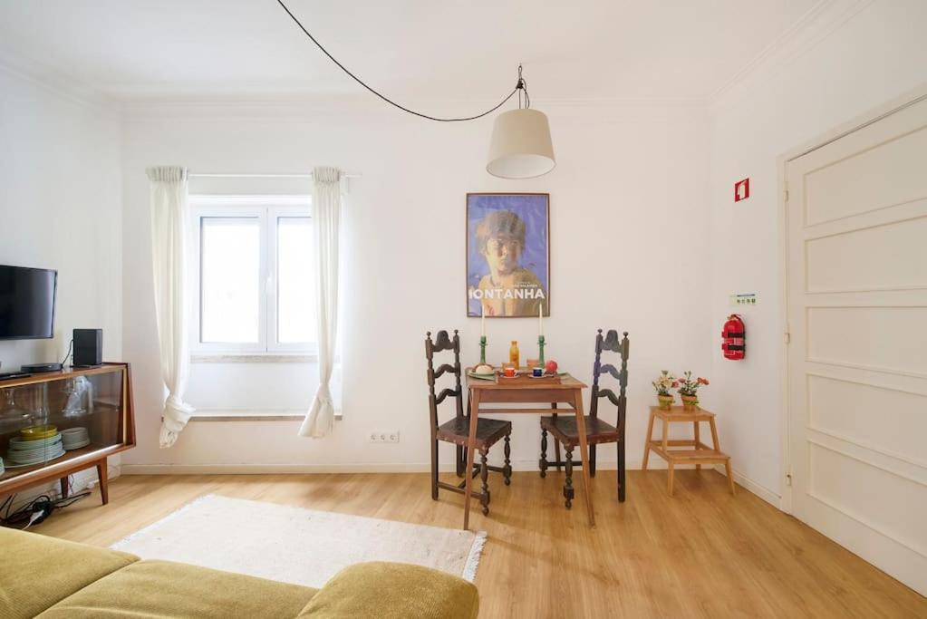 Apartment Maria Do Bairro With Balcony And Elevator