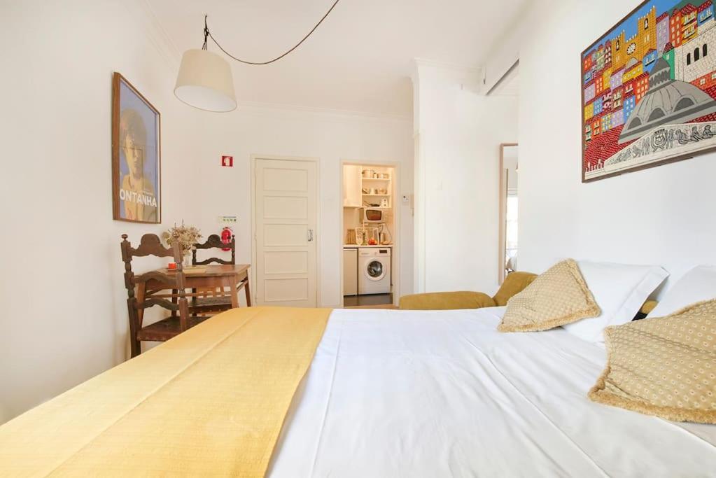 Maria Do Bairro With Balcony And Elevator Apartment *