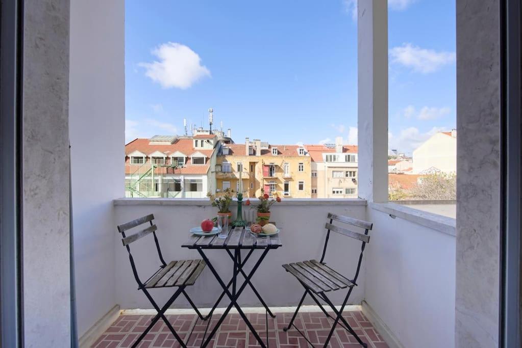 Apartment Maria Do Bairro With Balcony And Elevator